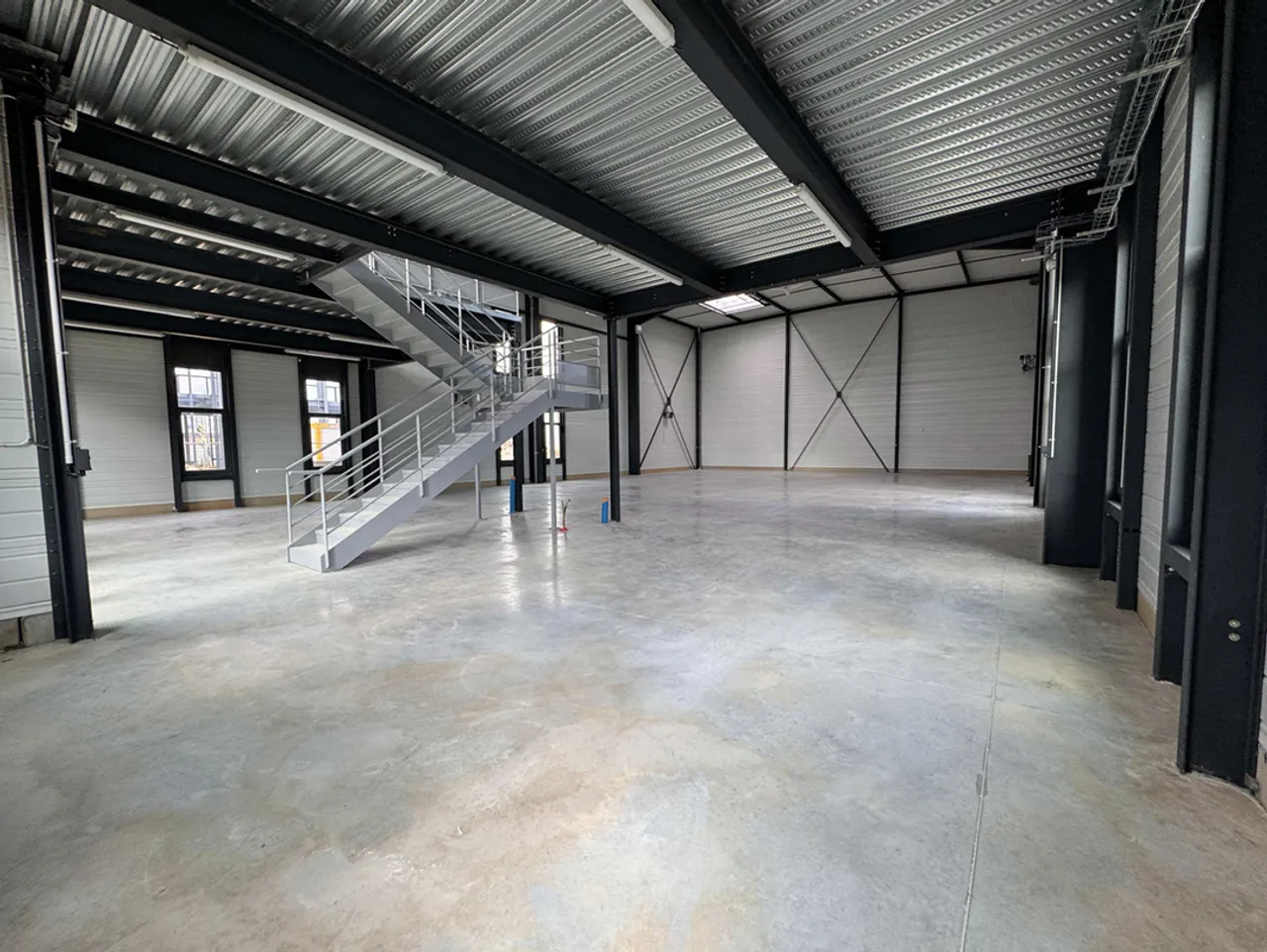 logistics - Activités / Bureaux À Louer - À Vendre - gallery - 4