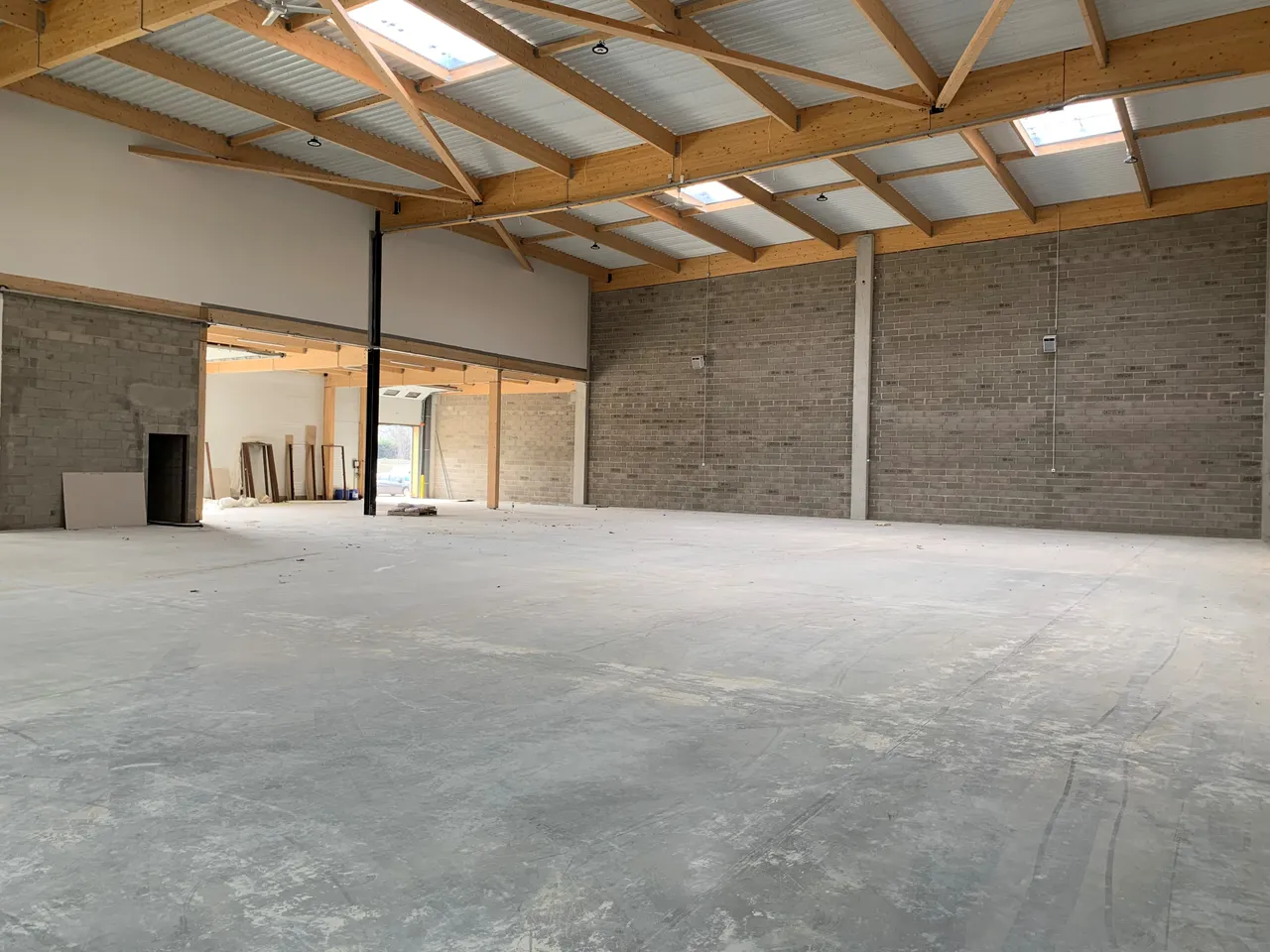logistics - Light Industrial Premises / Offices For Rent - gallery - 2