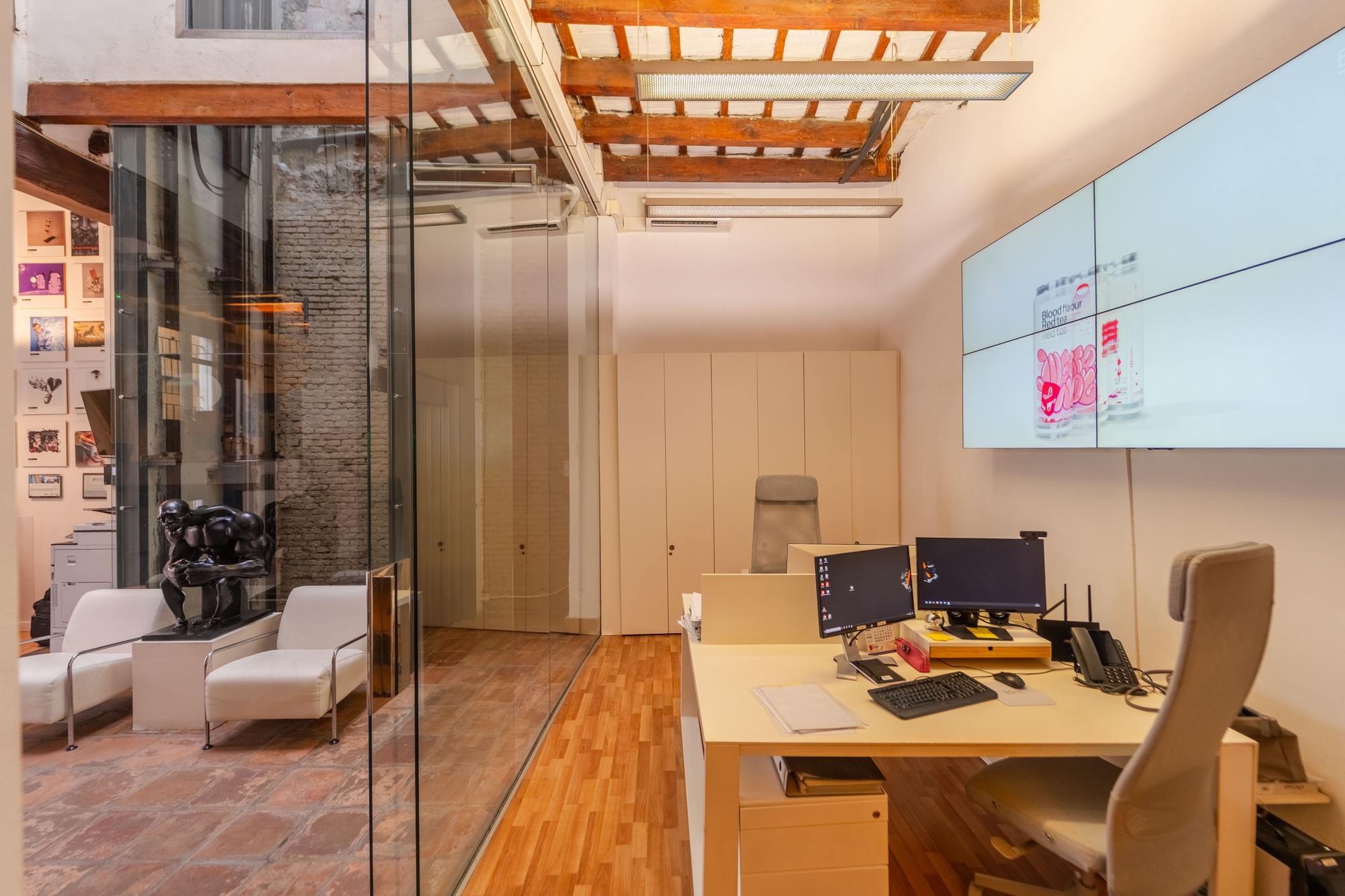 living - Edificio de 421m² con 40m² terraza en venta en La Seu - gallery thumbnail - 3