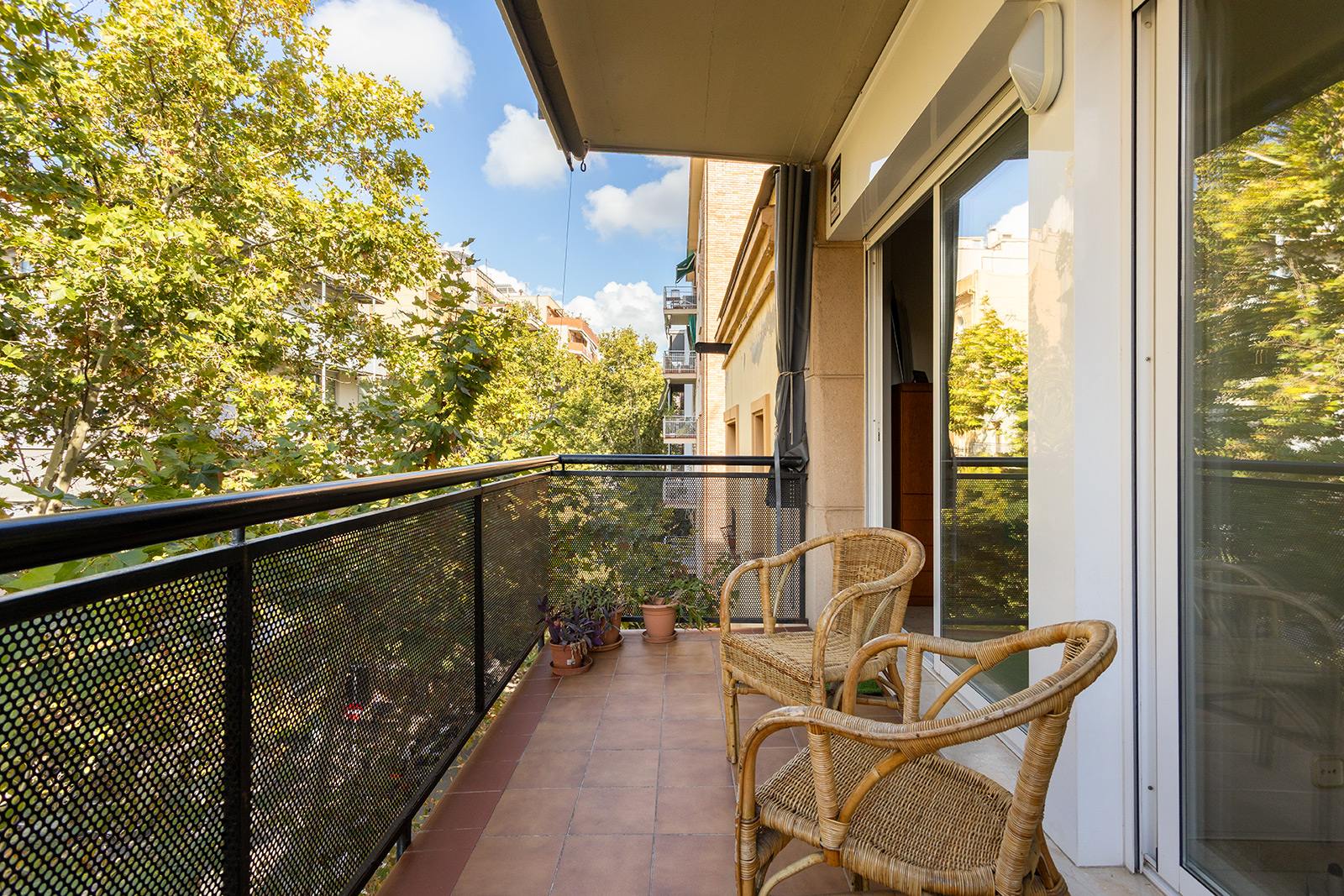 living - 70m² apartment with 10m² terrace for sale in Les Corts - featured