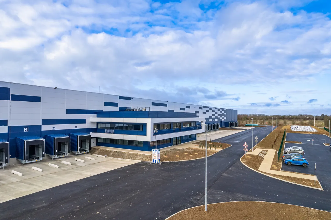 logistics - Logistics Warehouse For Rent - gallery - 3