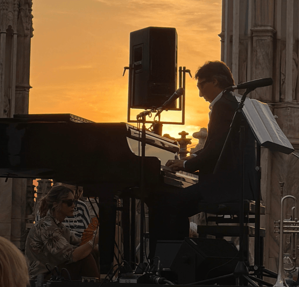Una velada suspendida sobre Milán, donde la música se convierte en cuidado - featured