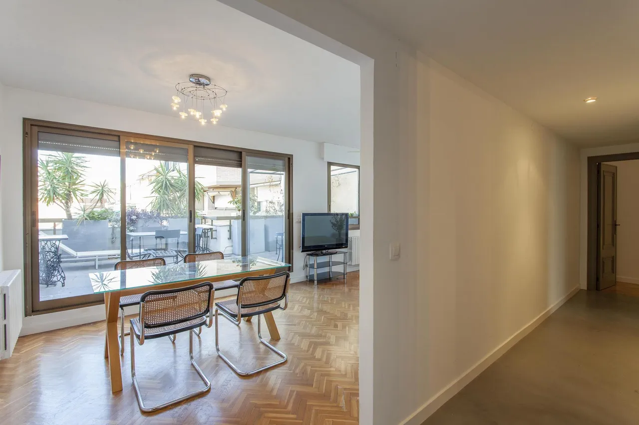 living - 2-bedroom penthouse with terrace for rent in Pla del Real - gallery - 3