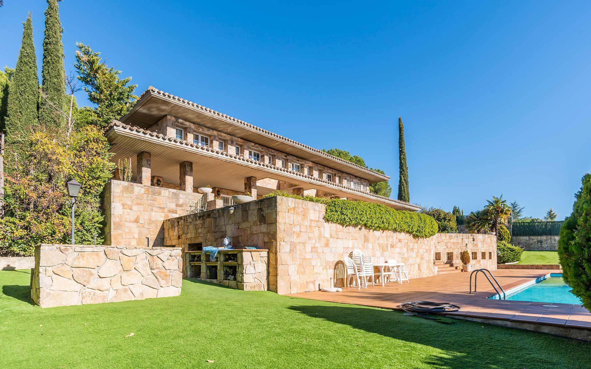 living - 1,014m² house / villa for sale in Torrelodones, Madrid - gallery thumbnail - 4