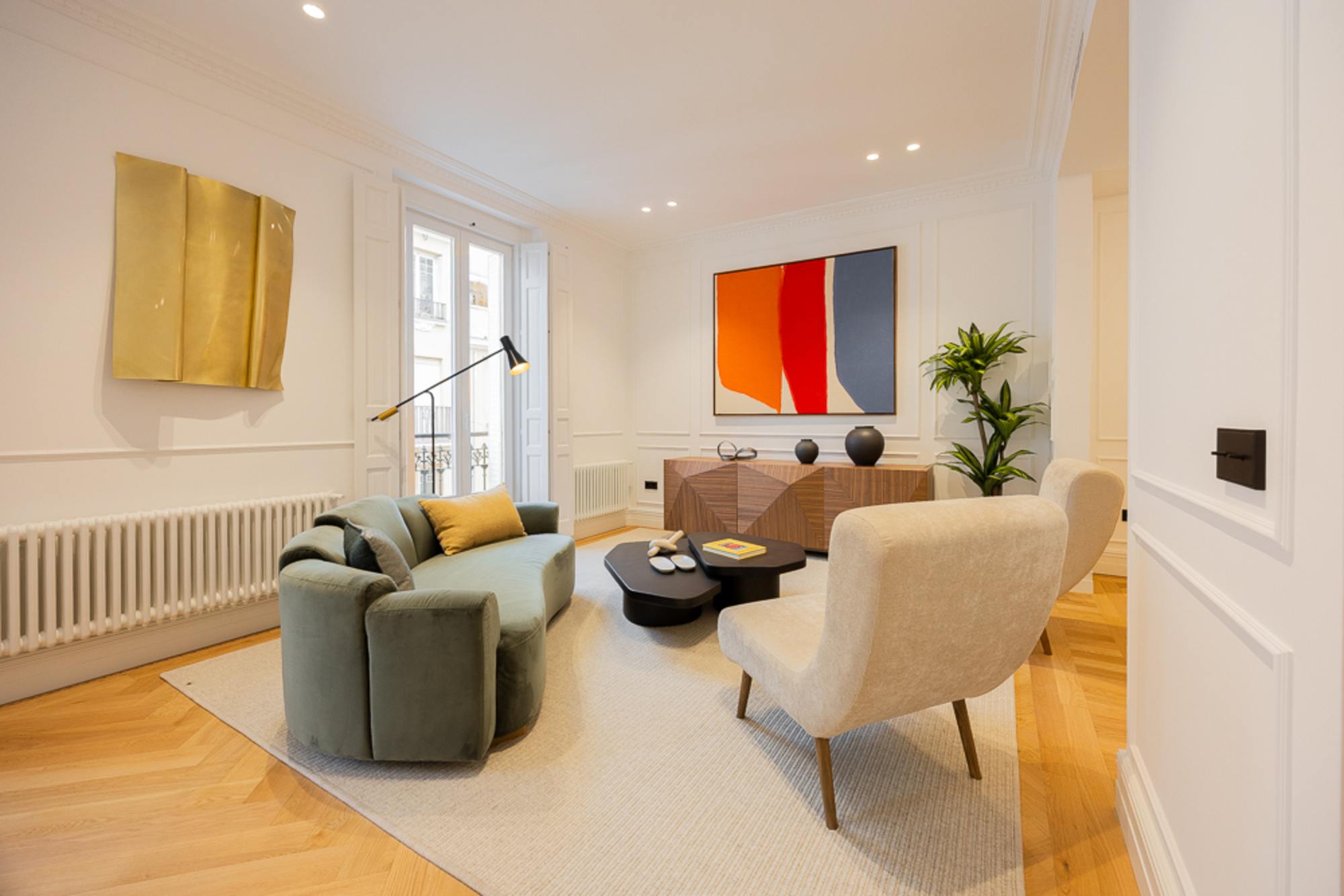 living - Piso de 245m² en venta en Almagro, Madrid - gallery thumbnail - 2