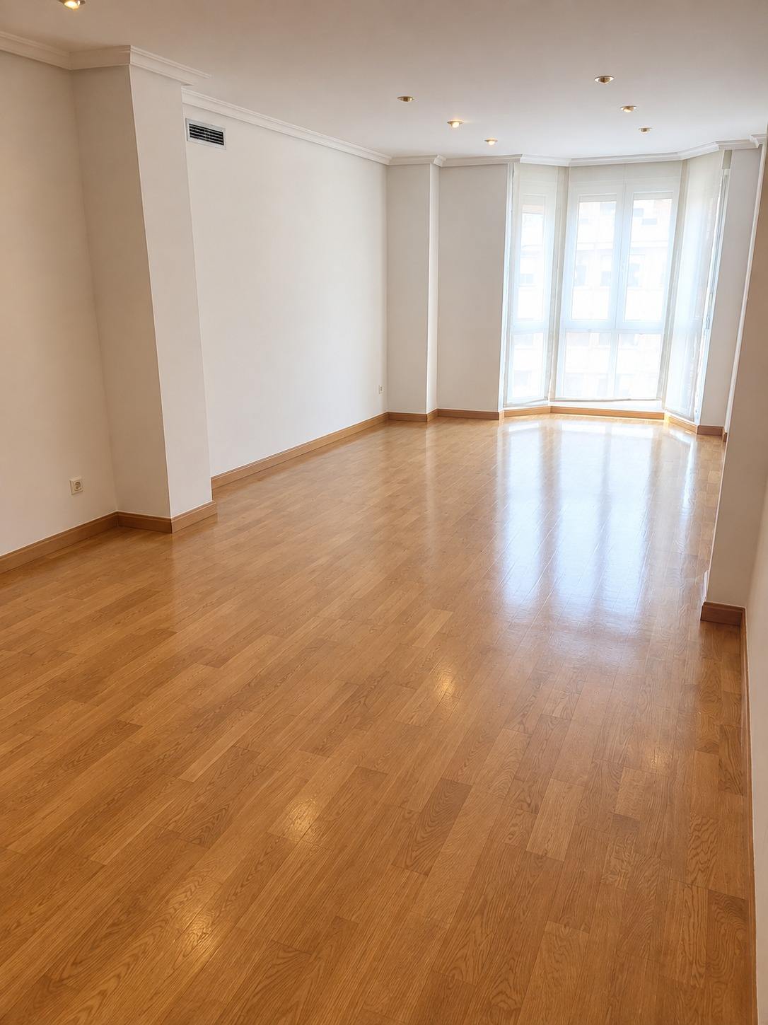 living - Piso de 141m² en venta en Sanchinarro, Madrid - featured