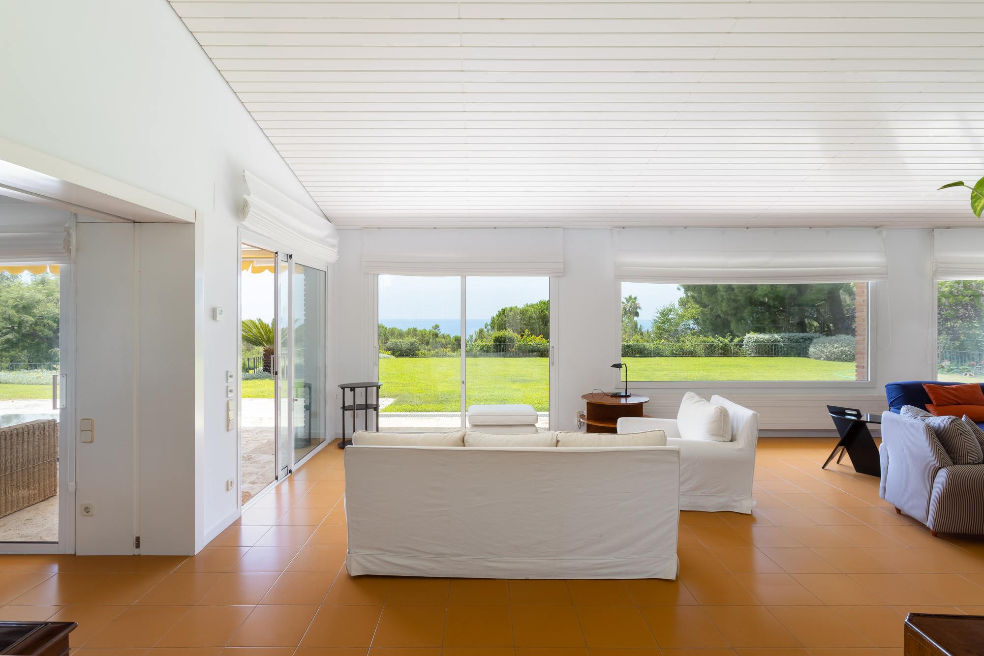 living - 637m² house / villa for sale in Sant Vicenç de Montalt - gallery thumbnail - 3