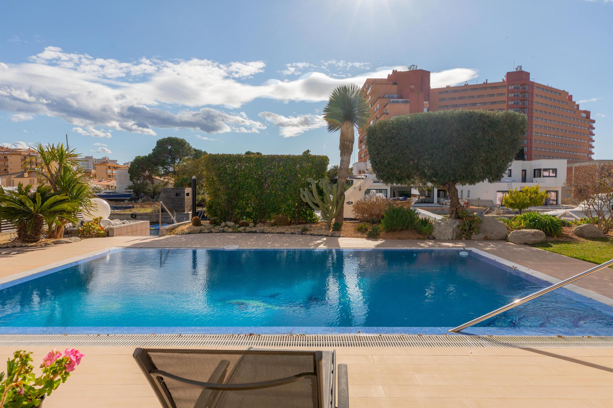 living - Casa / villa de 557m² en venta en Bahía de Rosas - gallery thumbnail - 10