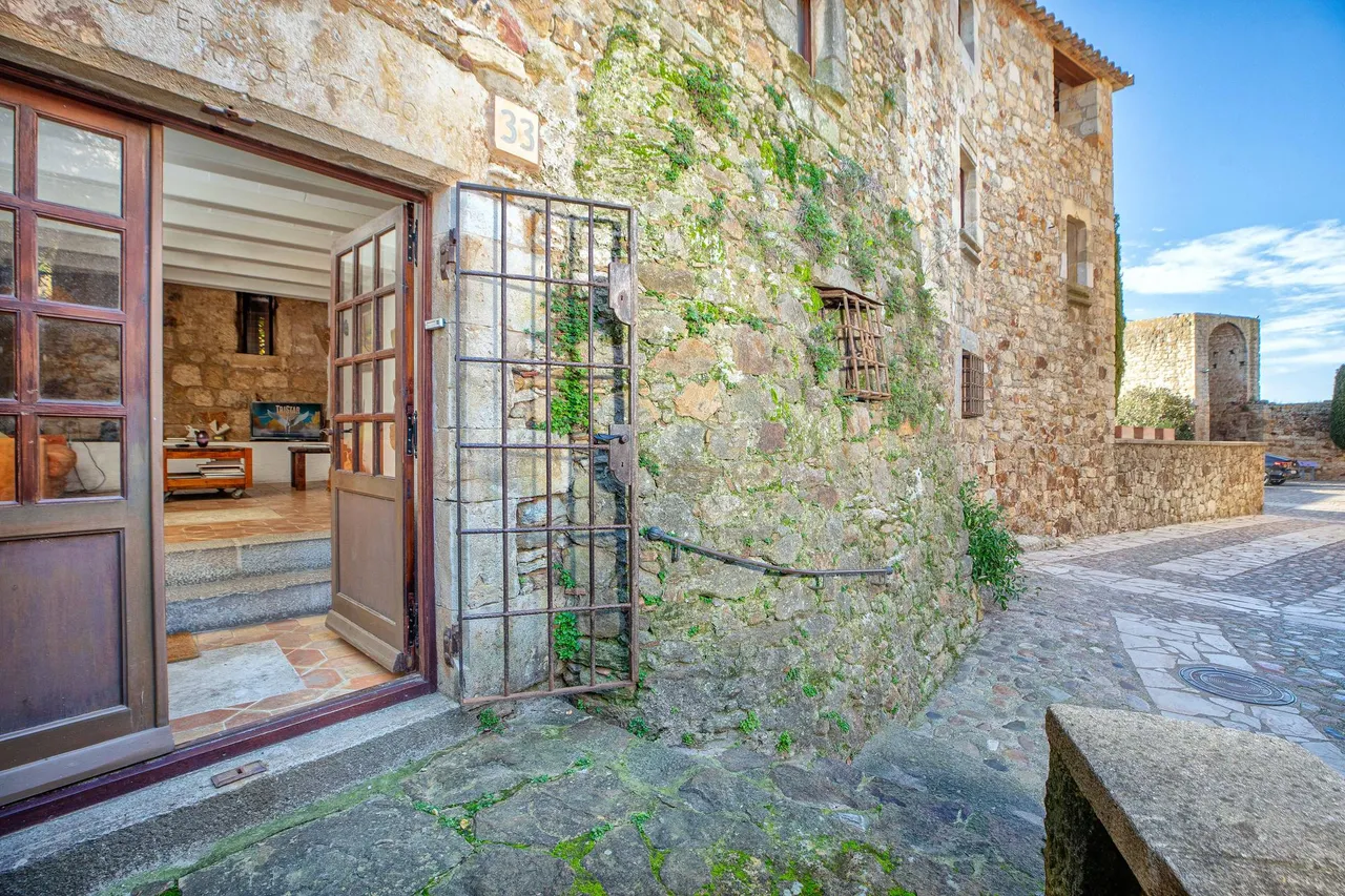 living - Casa rural de 309m² con 84m² de jardín en venta en Baix Empordà - gallery - 5