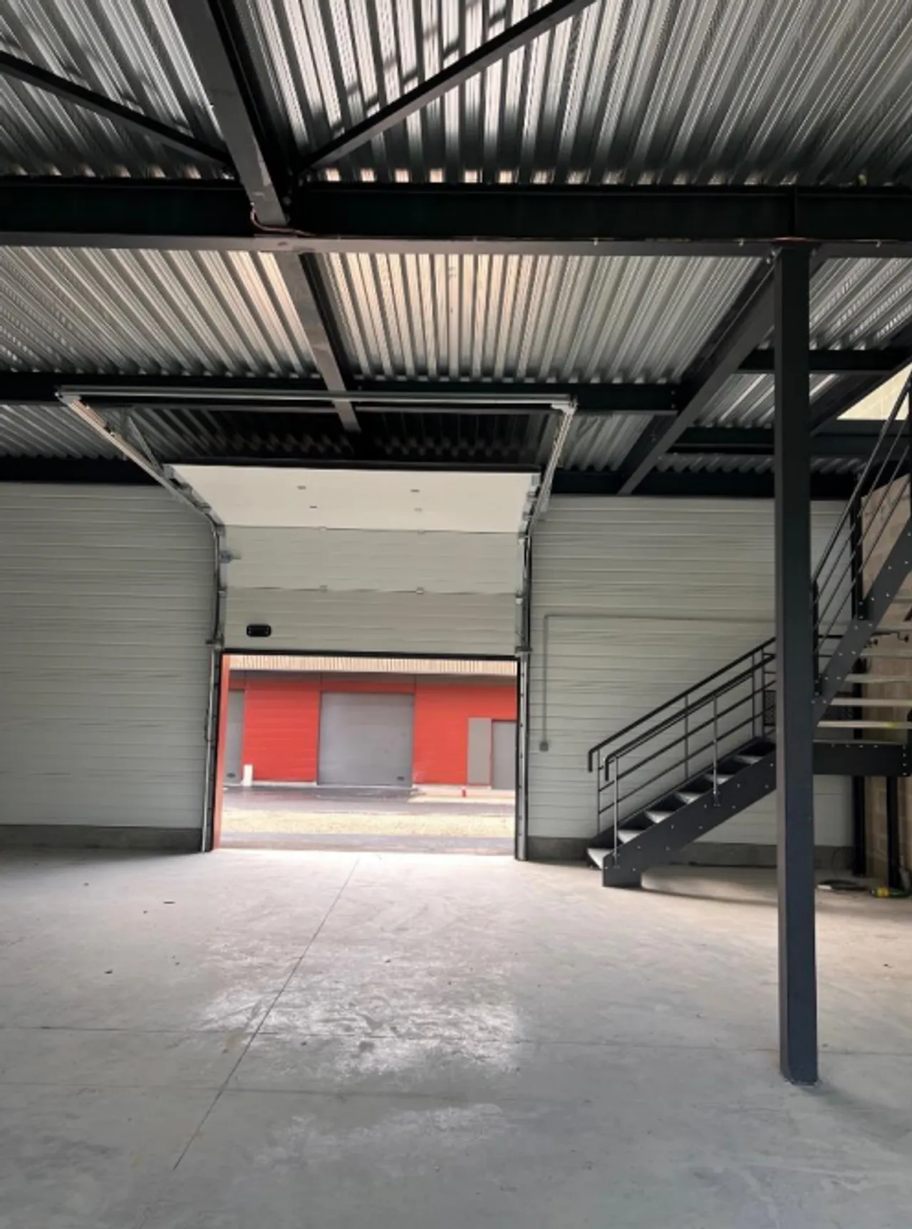 logistics - Light Industrial Premises / Offices For Sale - gallery - 2