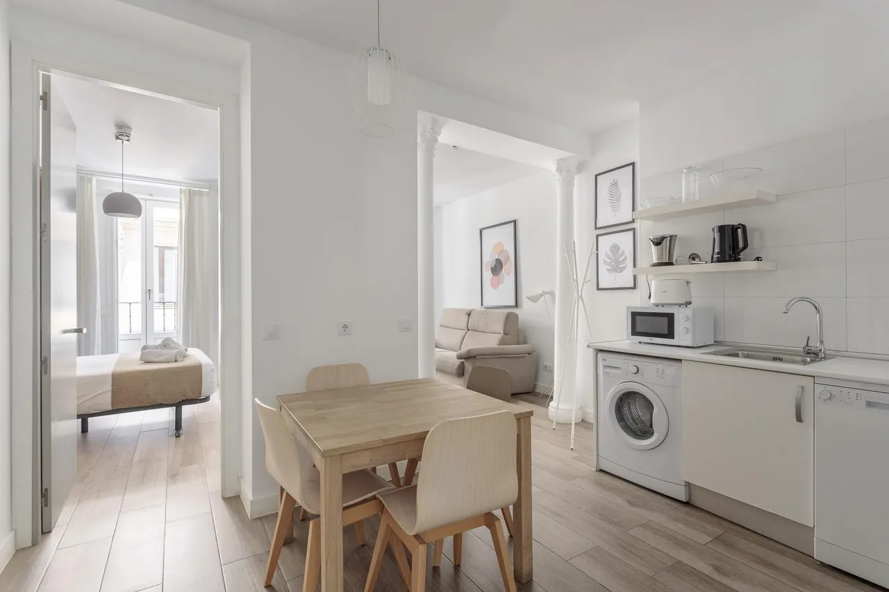 living - Piso de 55m² en alquiler en Sol, Madrid - gallery - 2