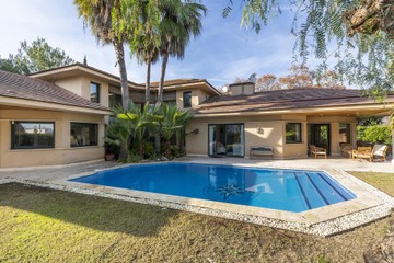 living - Casa de 600m² en venta en Terramar, Barcelona - featured