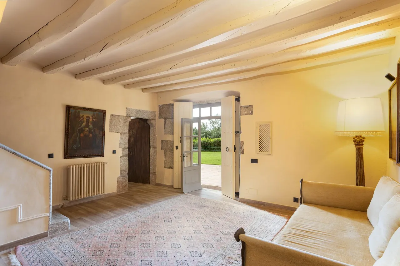 living - Masia de 1,037m² en venta en Sant Andreu de Llavaneres - gallery - 9