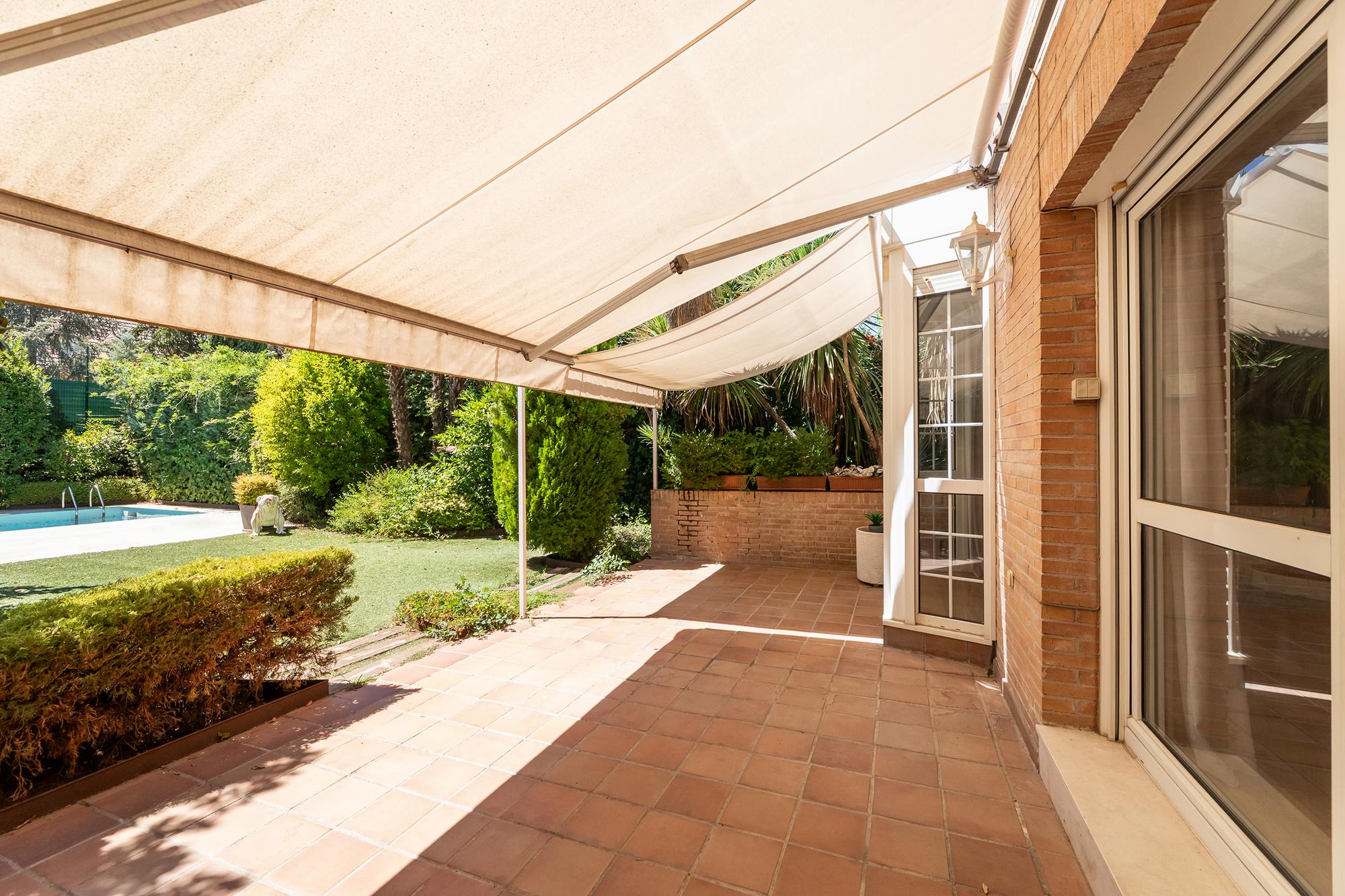 living - 350m² house / villa with 307m² garden for sale in Majadahonda - gallery thumbnail - 6