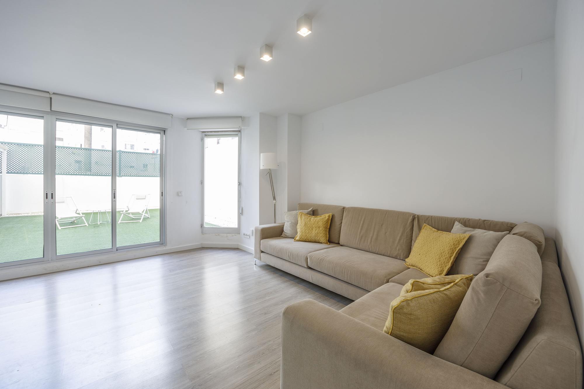living - Piso de 155m² con 50m² terraza en alquiler en Gran Vía - gallery thumbnail - 1
