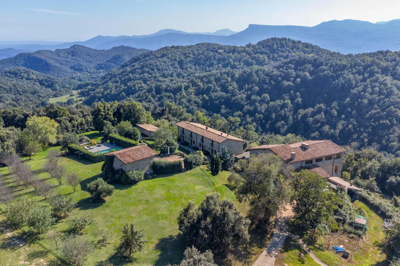 living - Hotel de 1,686m² en venta en La Garrotxa, Girona - gallery - 3