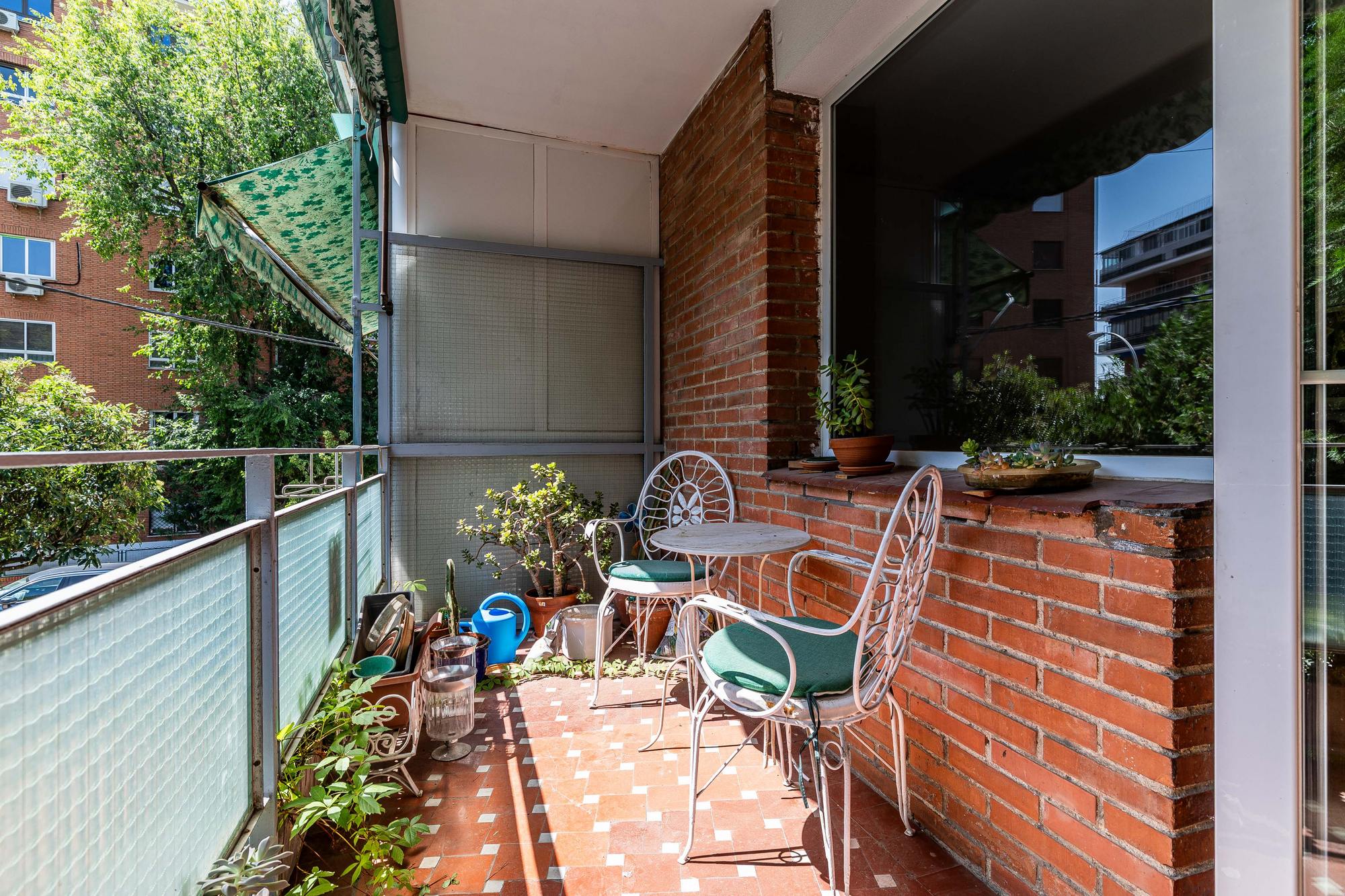 living - Piso de 131m² en venta en Hispanoamérica, Madrid - gallery thumbnail - 1