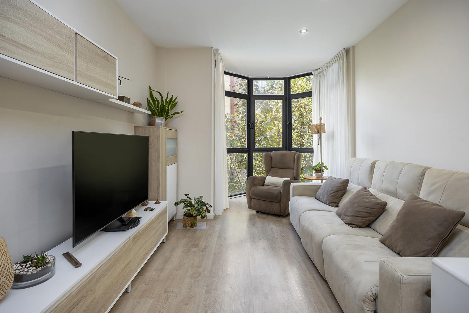 living - Piso de 98m² en venta en Eixample Derecho, Barcelona - featured