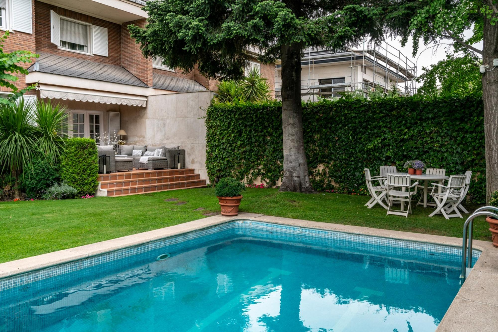 living - 432m² house / villa with 70m² garden for sale in Hispanoamérica - gallery thumbnail - 5