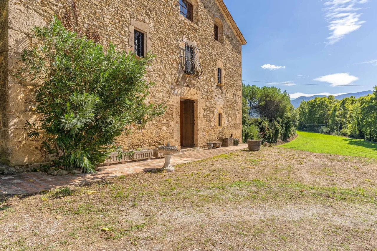 living - Casa rural de 1,082m² en venta en Pla de l'Estany, Girona - gallery - 5
