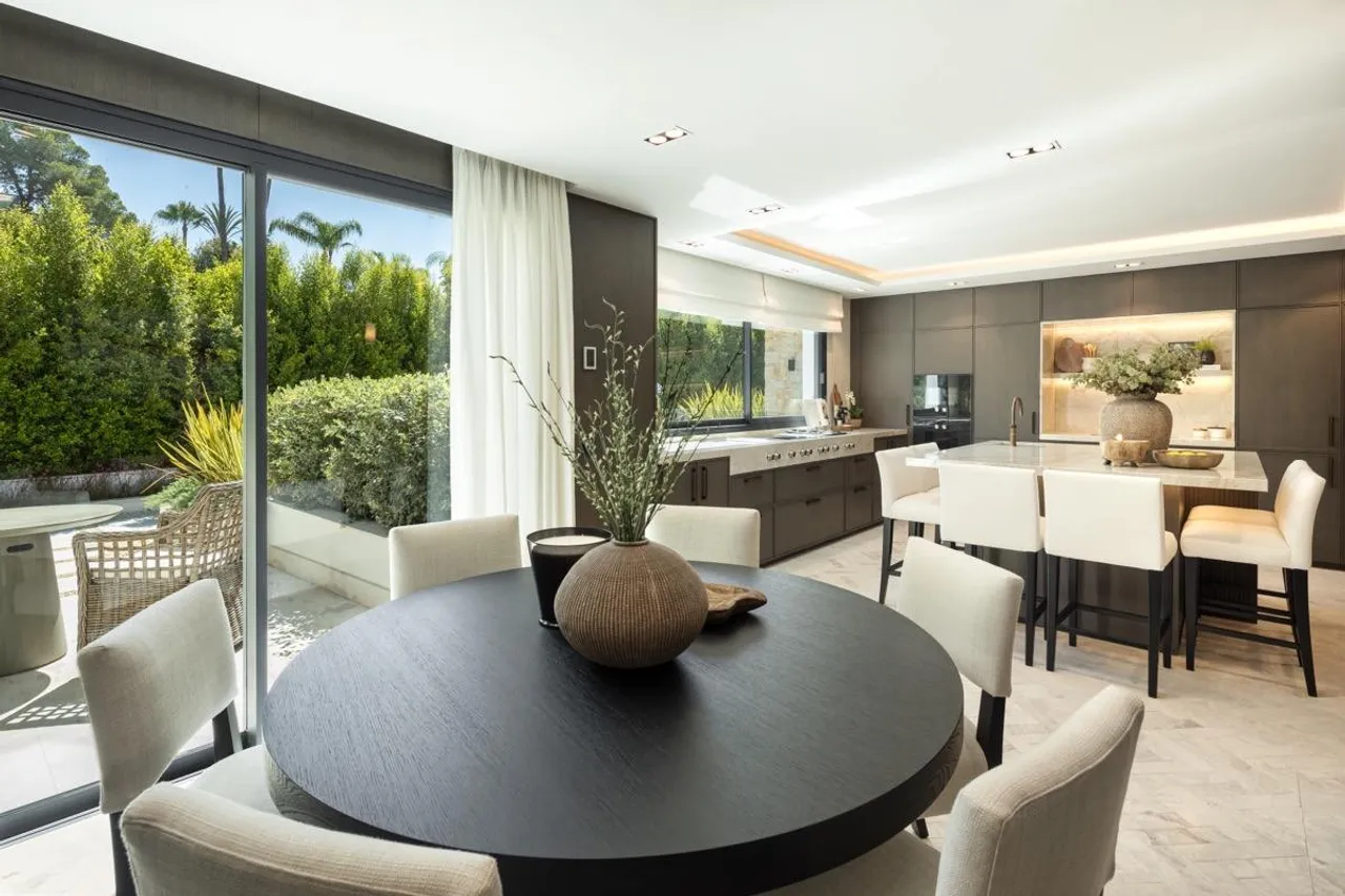 living - 1,636m² house / villa with 441m² terrace for sale in Nueva Andalucía - gallery - 8