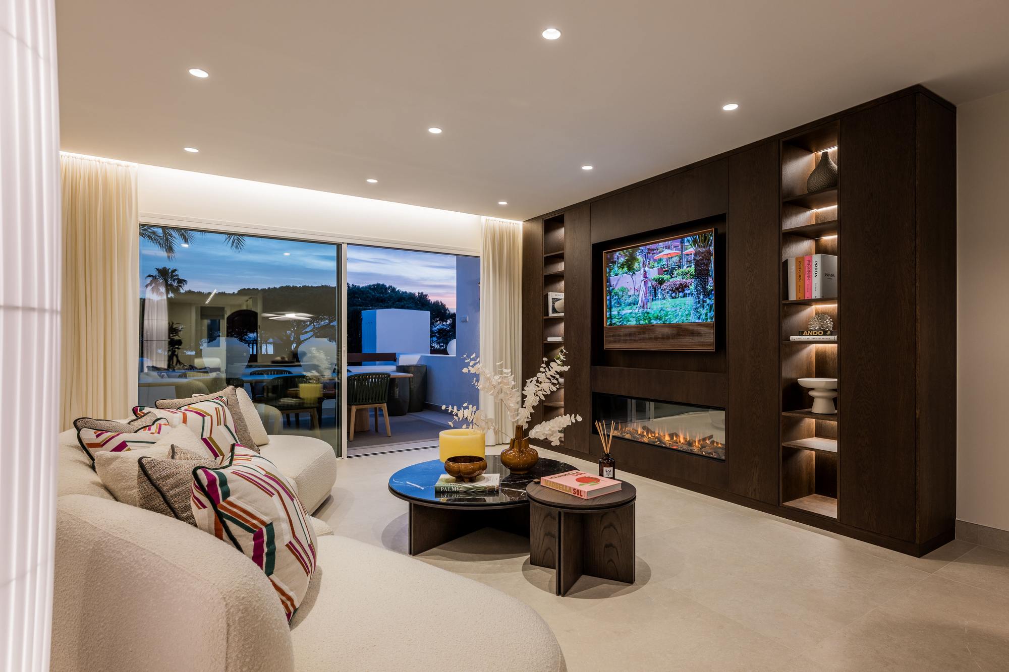 living - 150m² apartment with 40m² terrace for sale in East Marbella - gallery thumbnail - 3