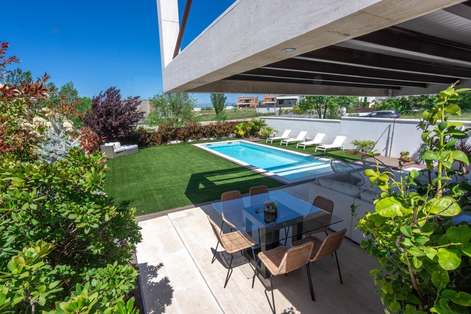 living - 550m² country house for rent in Majadahonda, Madrid - gallery thumbnail - 4