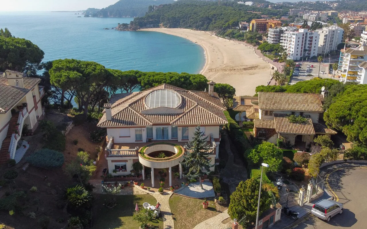 living - 1,100m² house / villa for sale in Lloret de Mar - gallery - 2