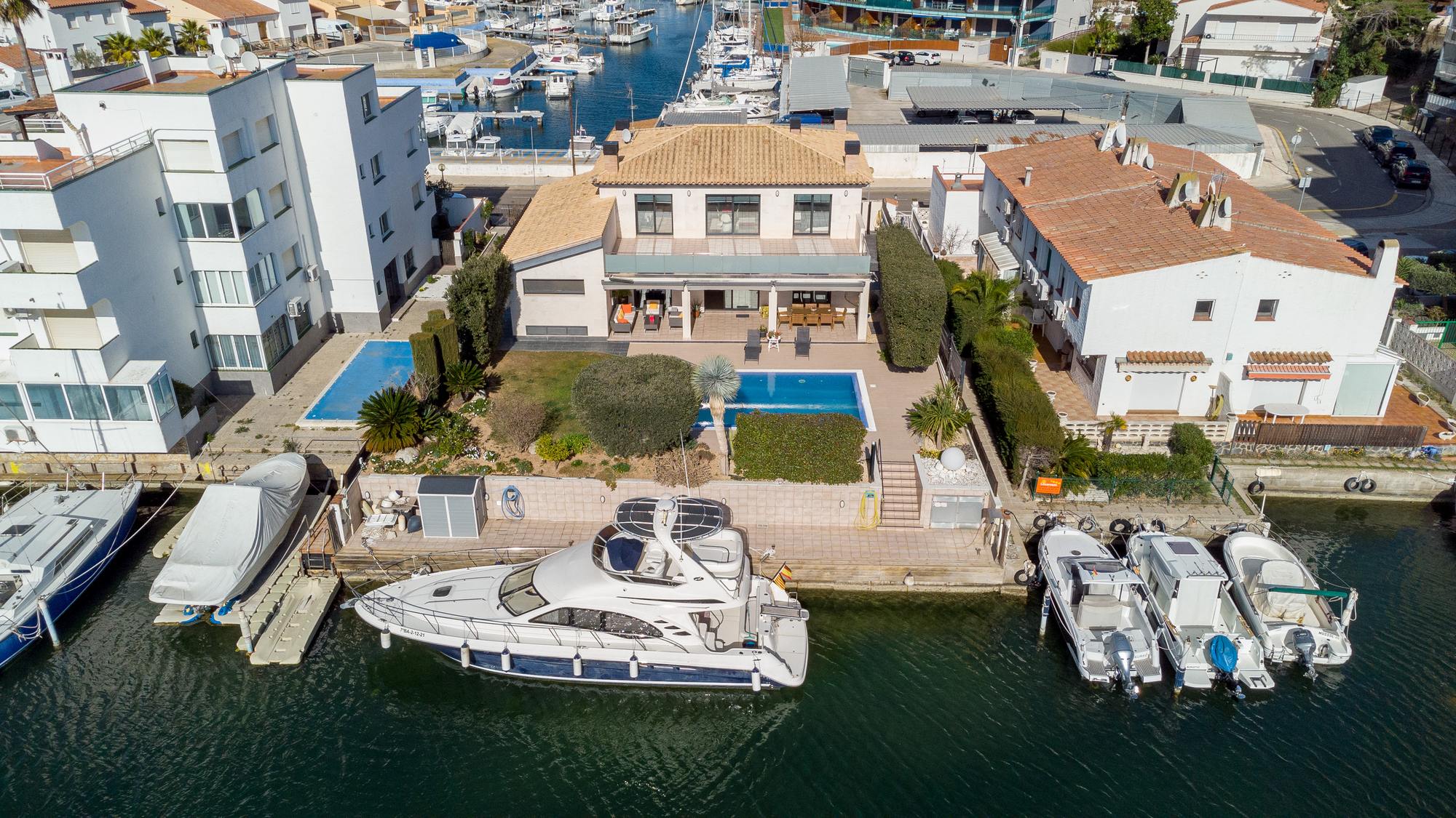 living - 557m² house / villa for sale in Bay of Roses, Costa Brava - gallery thumbnail - 2