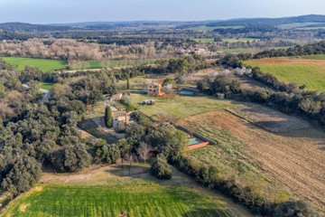 living - Casa rural de 724m² en venta en Pla de l'Estany, Girona - featured