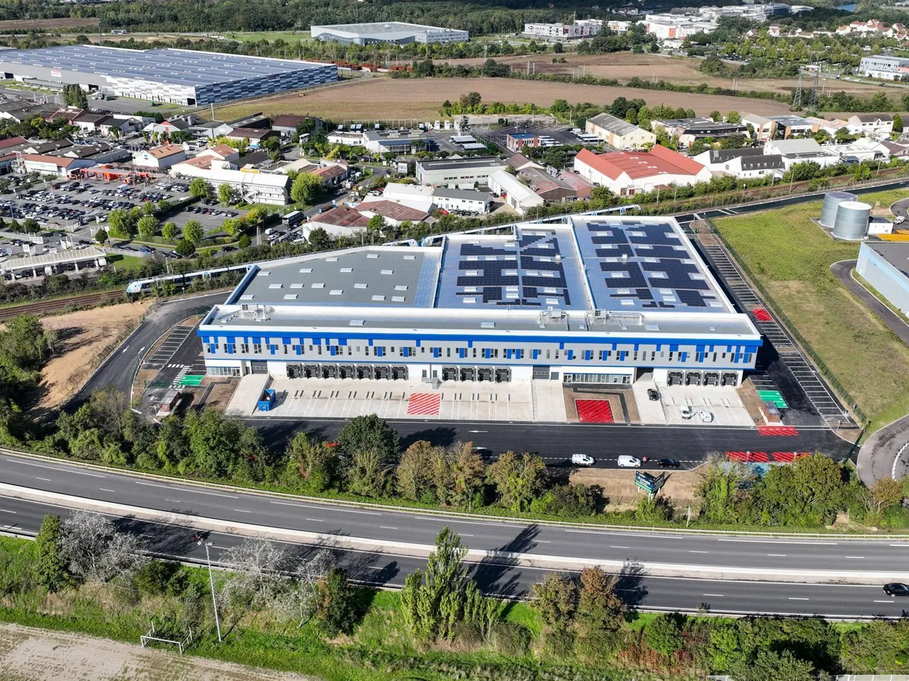 logistics - Logistics Warehouse For Rent - gallery - 2