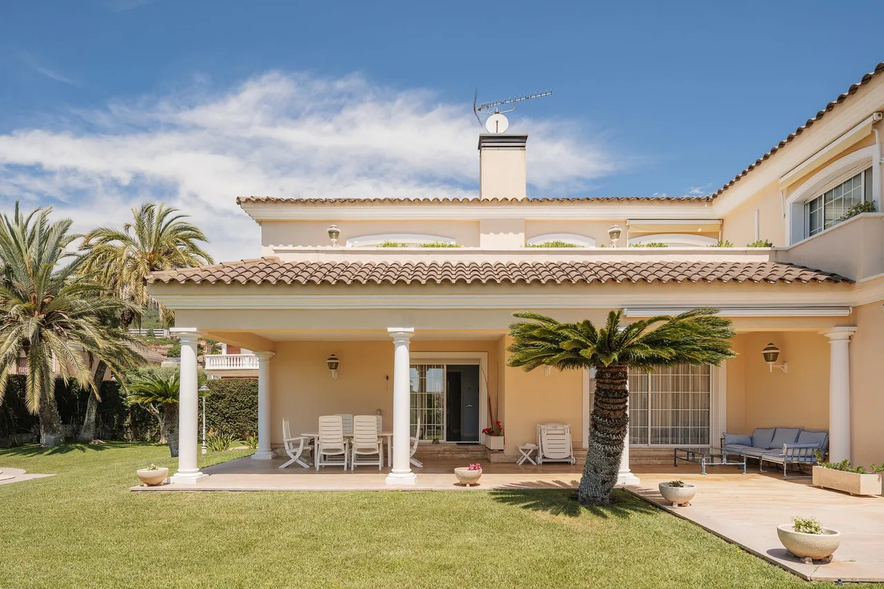 living - 775m² house / villa for sale in Vilassar de Dalt, Barcelona - gallery - 5