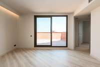 living - Ático de 70m² con 69m² terraza en venta en Eixample Derecho - gallery thumbnail - 1
