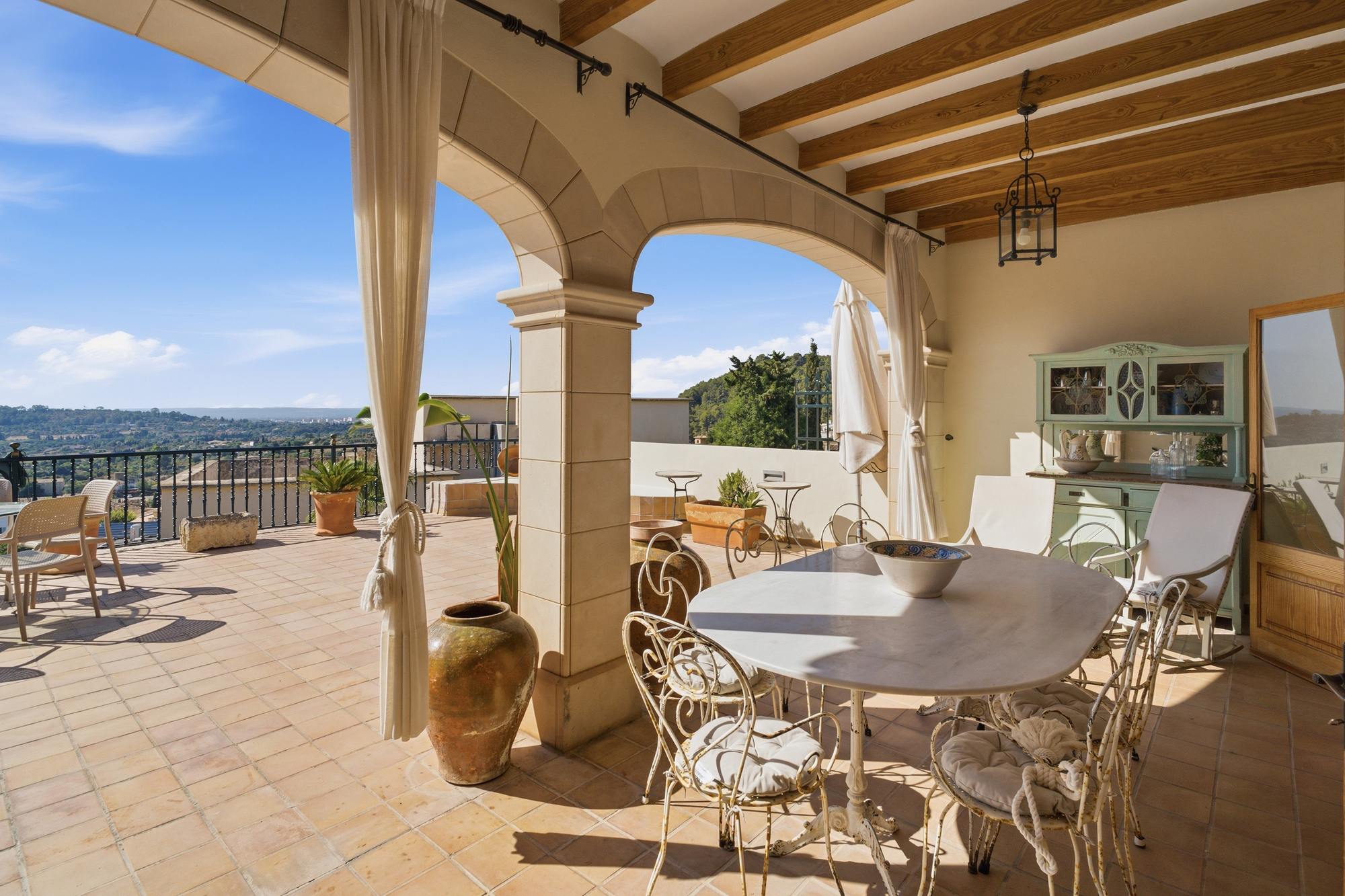 living - Casa rural de 500m² en venta en Selva, Islas Baleares - gallery thumbnail - 2