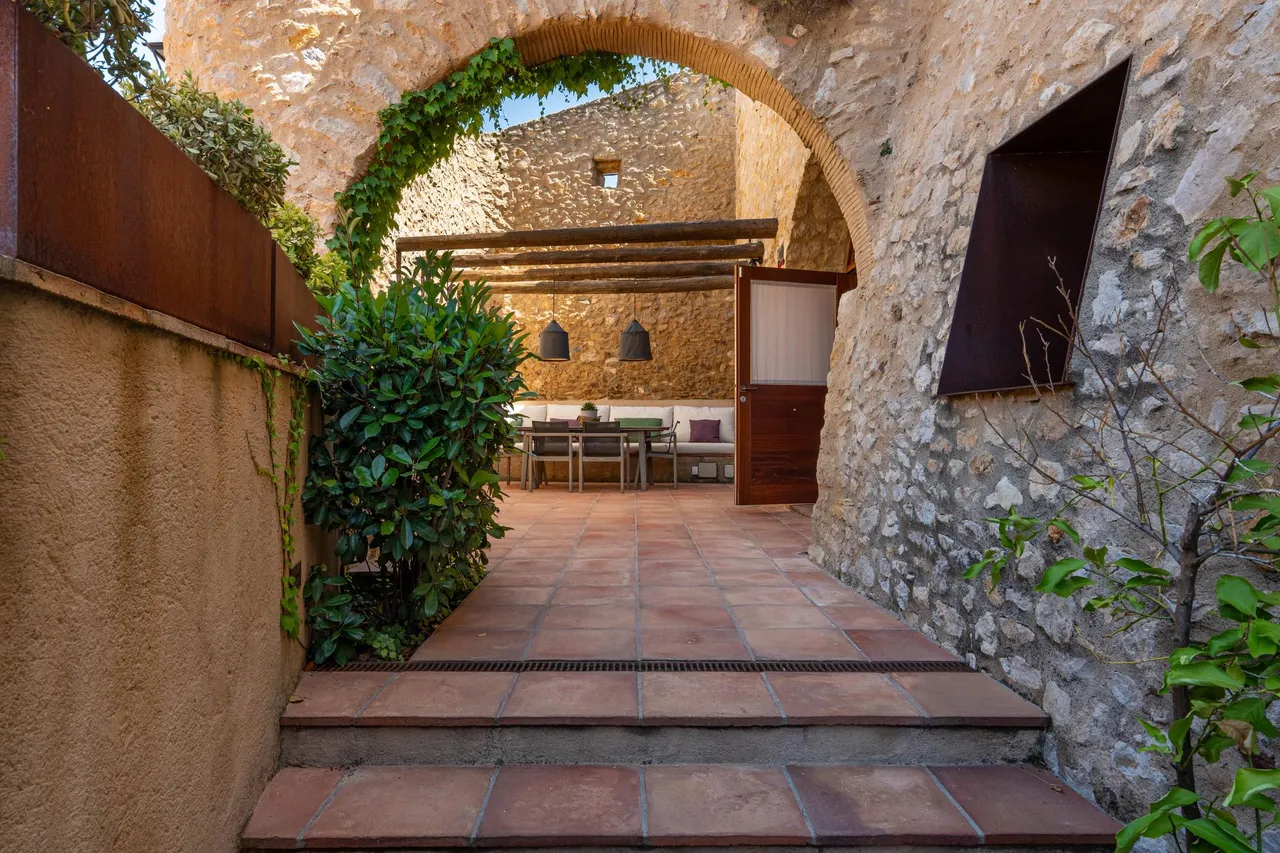 living - 297m² masia with 30m² terrace for sale in Baix Empordà - gallery - 4