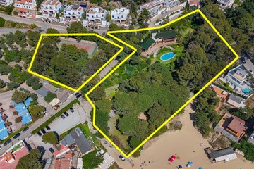 living - 1,202m² house / villa with 10,798m² garden for sale in Bay of Roses - featured