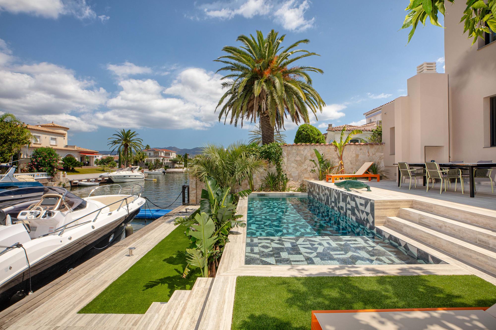 living - 180m² house / villa for sale in Empuriabrava, Costa Brava - gallery thumbnail - 2