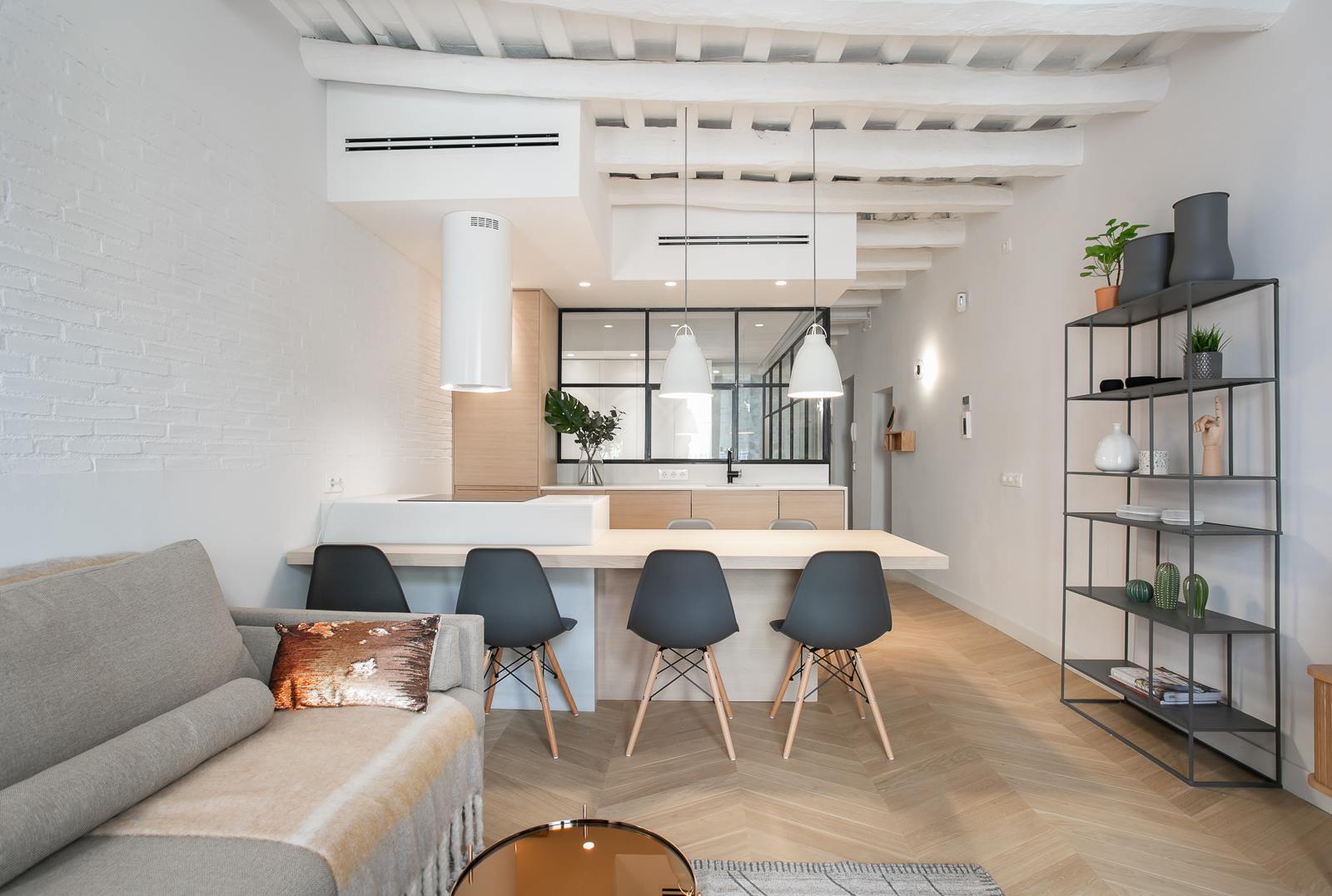 living - Piso de 76m² en alquiler en El Born, Barcelona - gallery thumbnail - 1