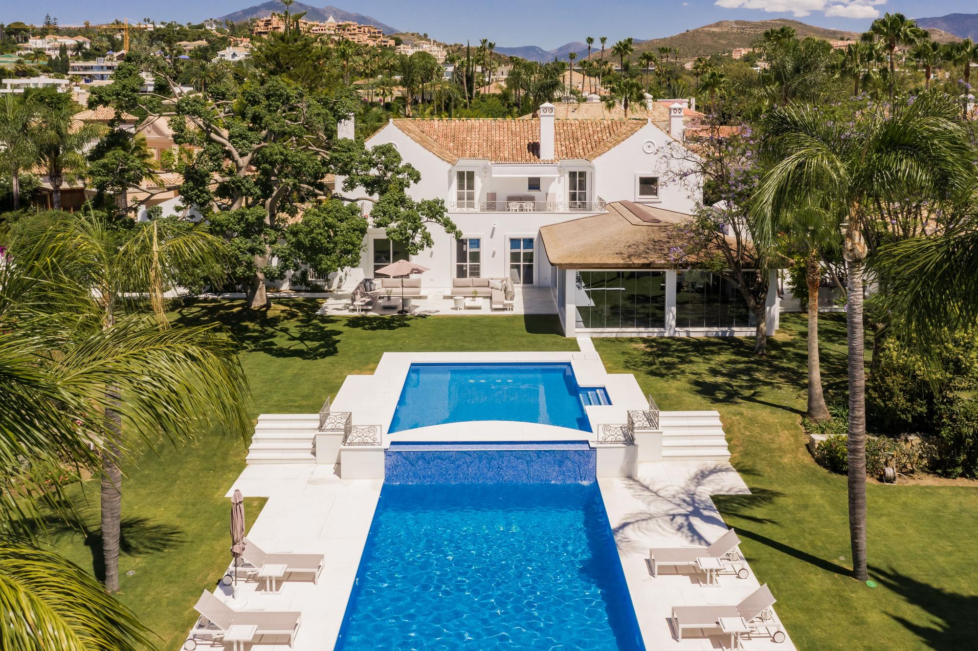 living - 712m² house / villa with 236m² terrace for sale in Nueva Andalucía - gallery thumbnail - 3