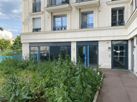 retail - Shop At The Foot Of The Building For Rent - gallery thumbnail - 2