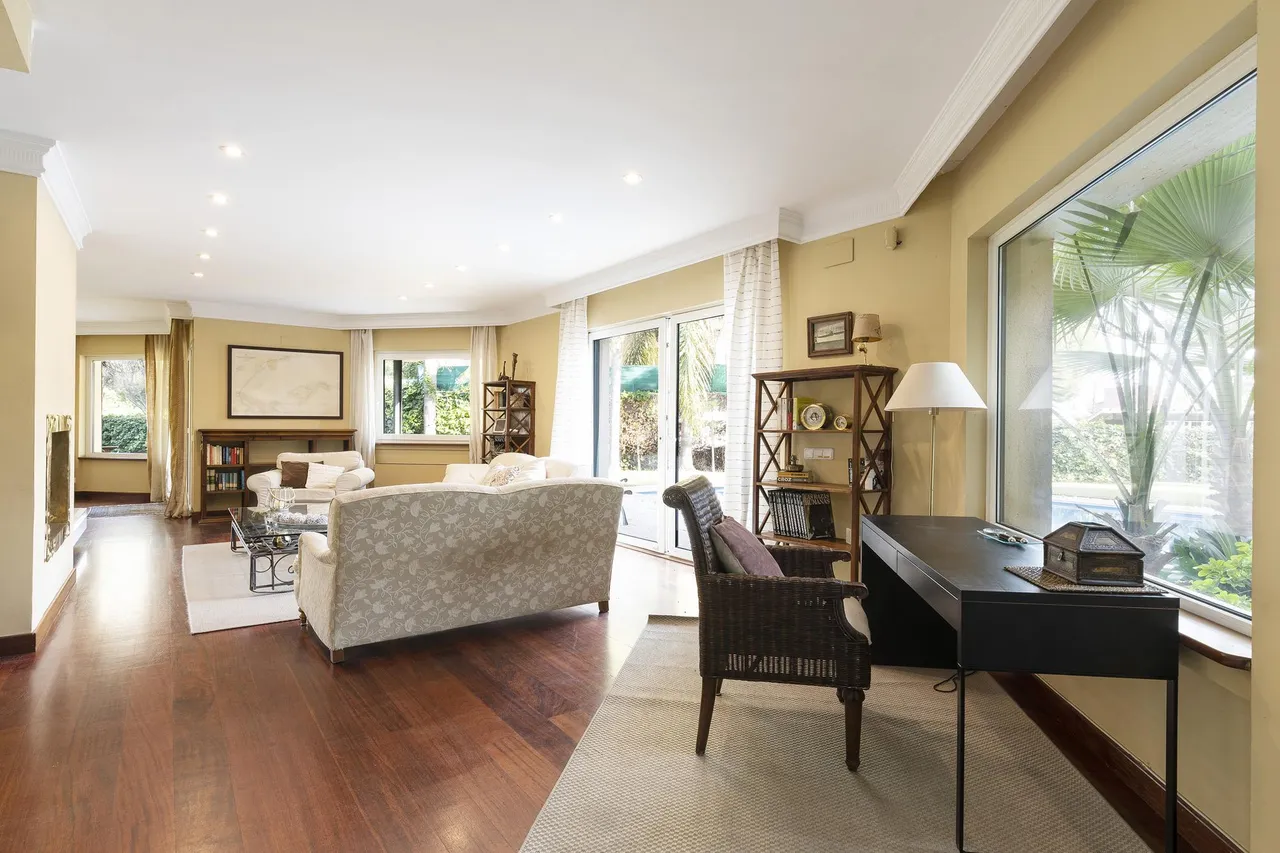 living - Casa de 600m² en venta en Terramar, Barcelona - gallery - 8