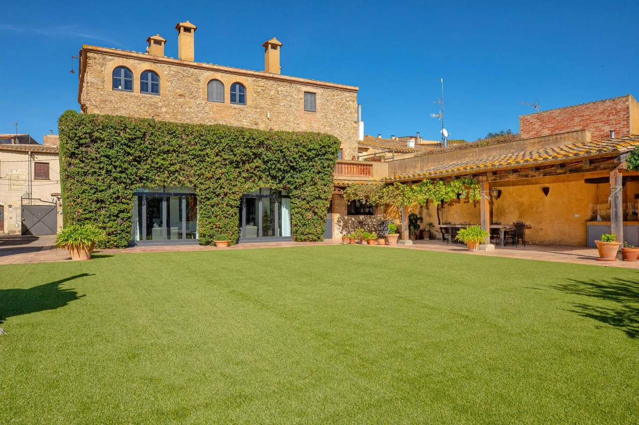 living - 834m² house / villa for sale in Baix Empordà, Girona - gallery - 9