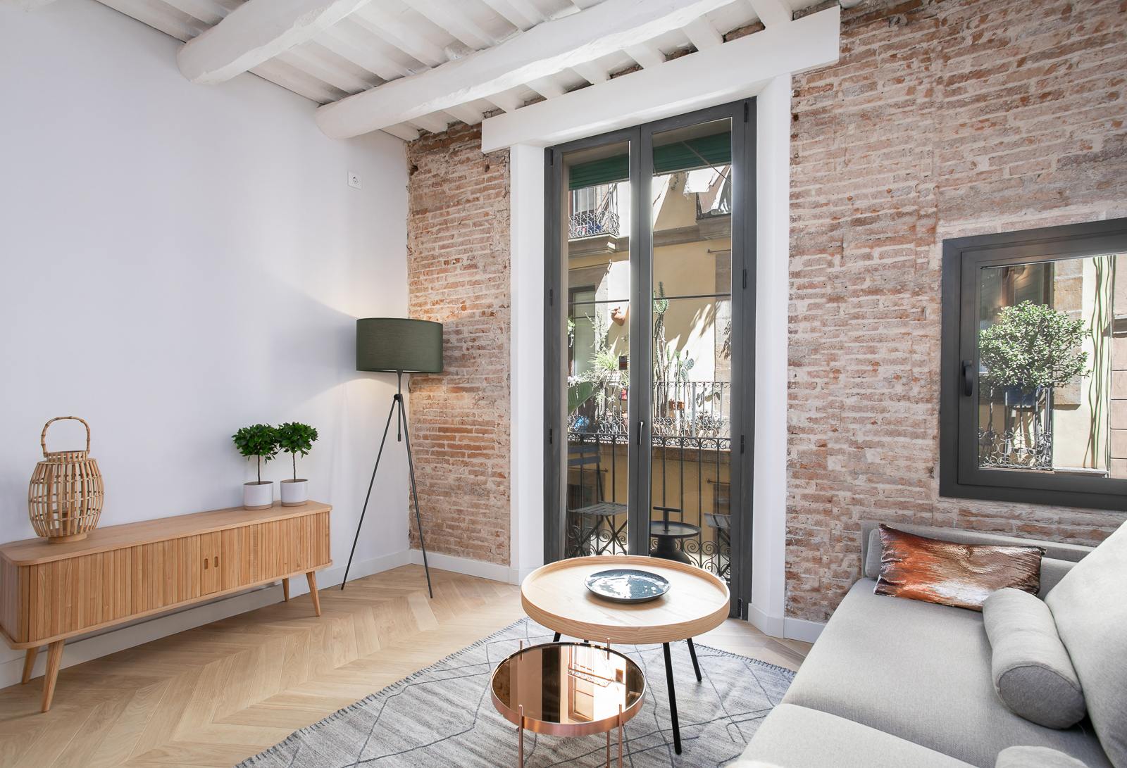 living - 76m² apartment for rent in El Born, Barcelona - gallery thumbnail - 3