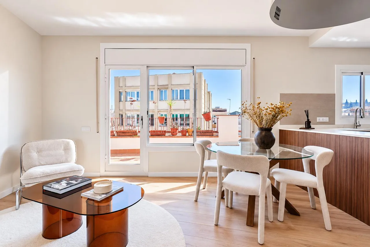 living - 90m² penthouse with 64m² terrace for sale in Sants-Badal - gallery - 4