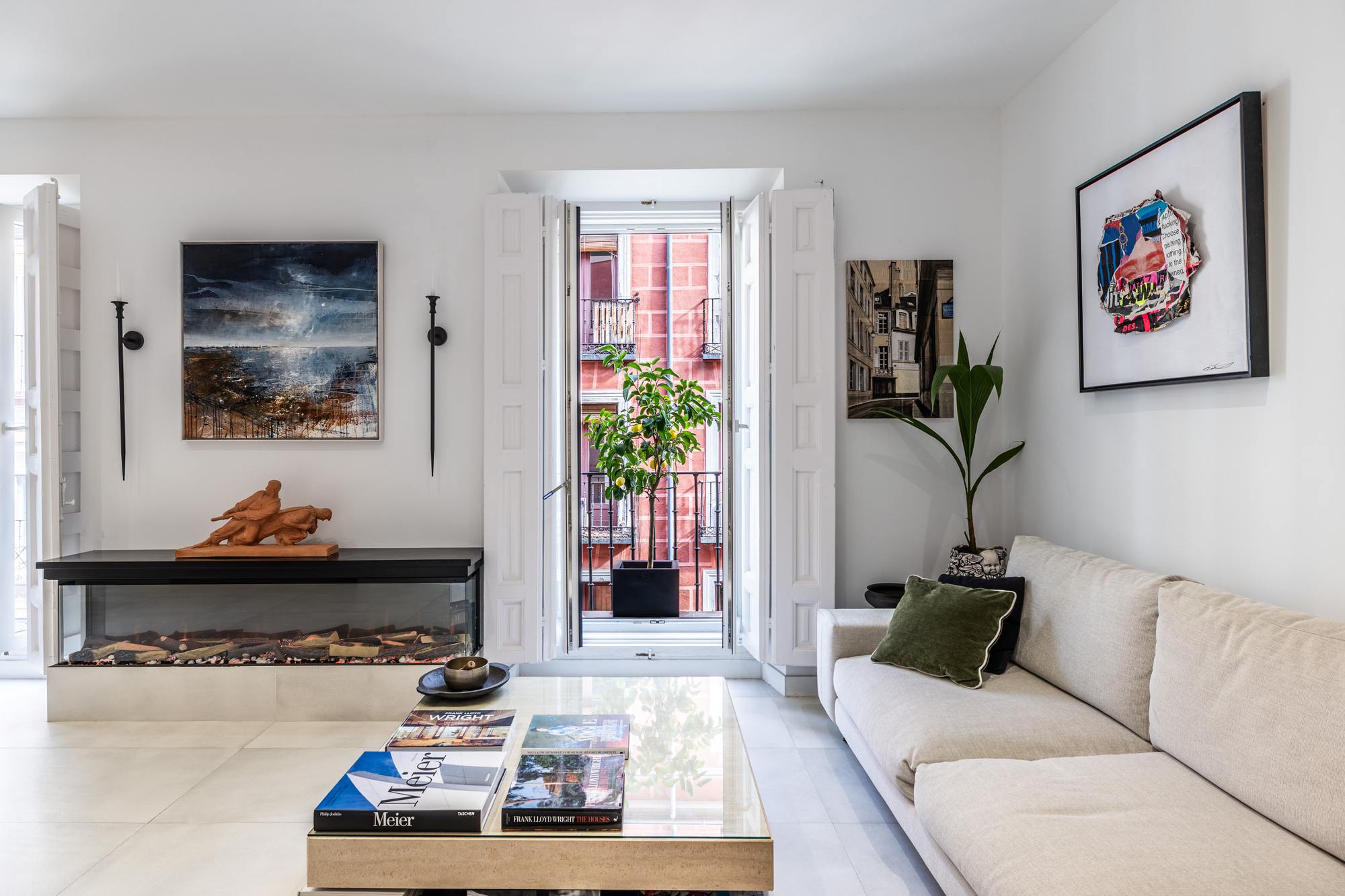 living - Piso de 185m² en venta en Malasaña, Madrid - gallery thumbnail - 2