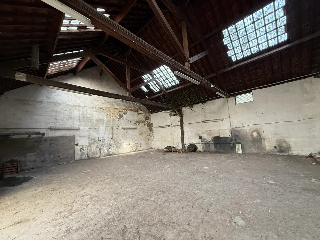 logistics - Mixed Light Industrial Premises / Offices For Sale - gallery - 2