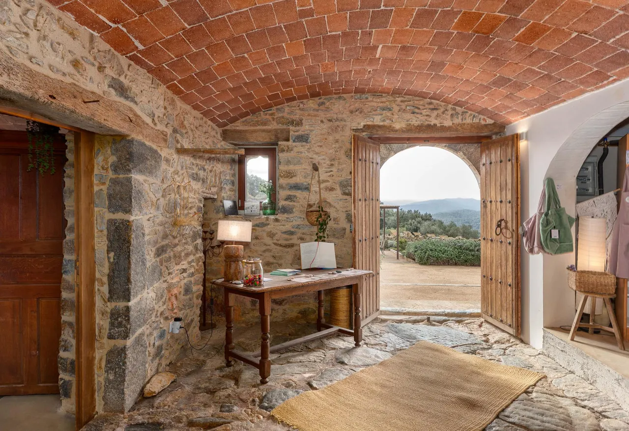 living - Casa rural de 1,000m² en venta en El Gironés, Girona - gallery - 3