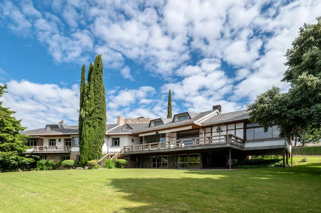 living - Casa / villa de 1,600m² en venta en La Moraleja Urbanización - gallery - 2