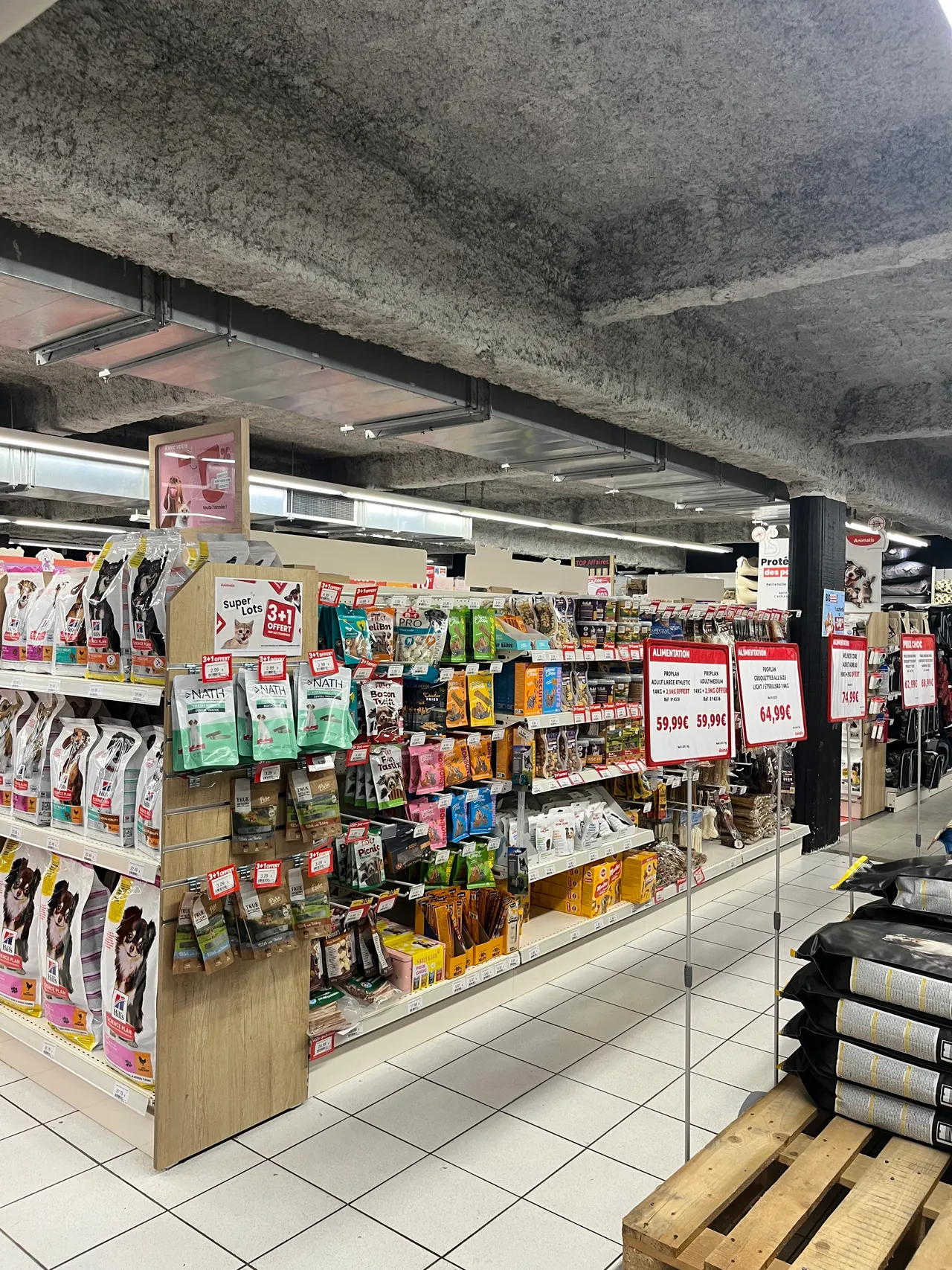 retail - Shop At The Foot Of The Building For Rent - gallery - 3