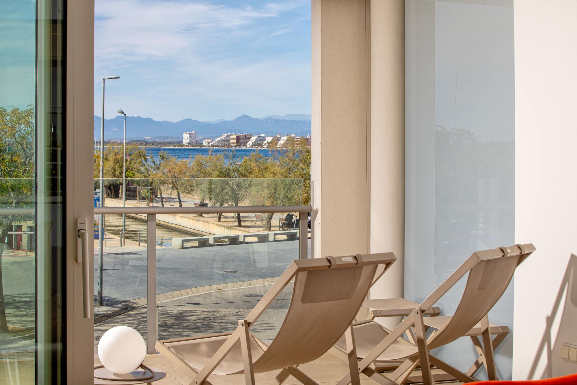 living - 186m² apartment for sale in Bay of Roses, Costa Brava - gallery thumbnail - 2